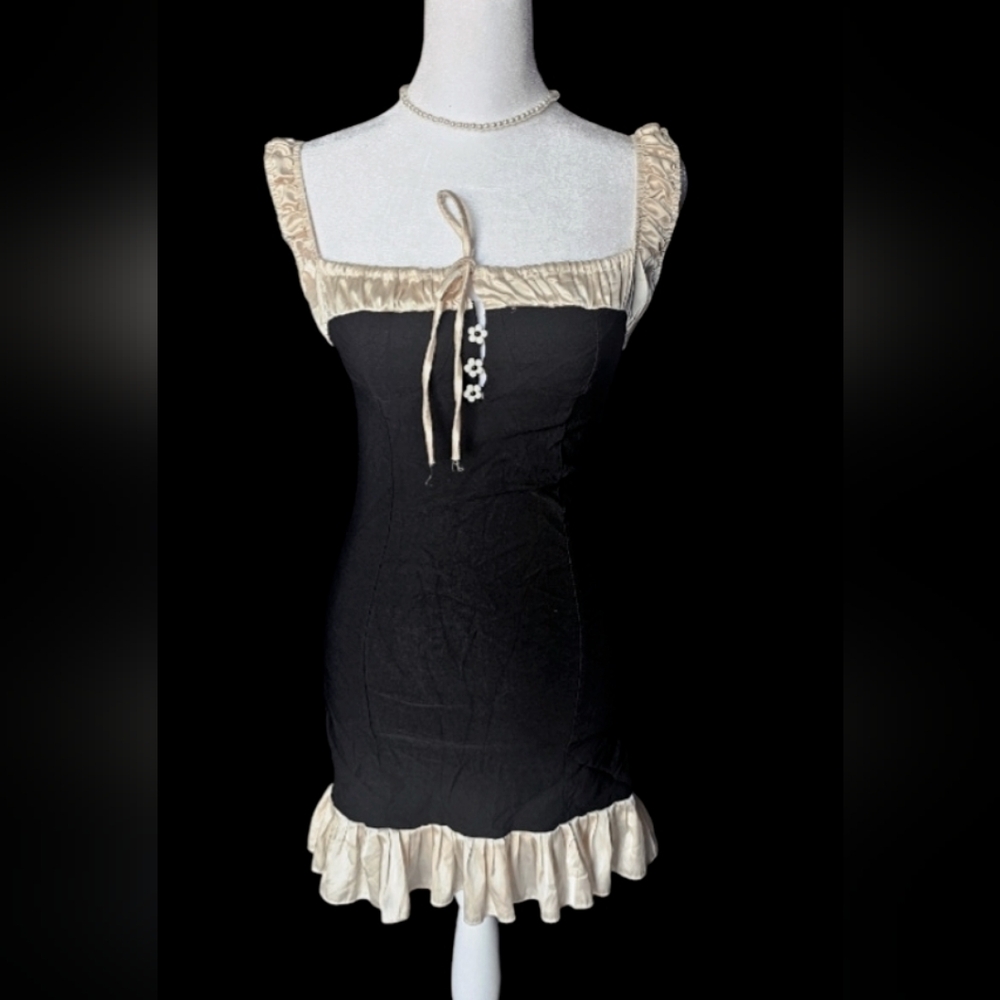 Cute black dress.